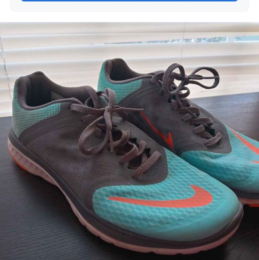 Woman's Size 8 NIKE Running Shoes